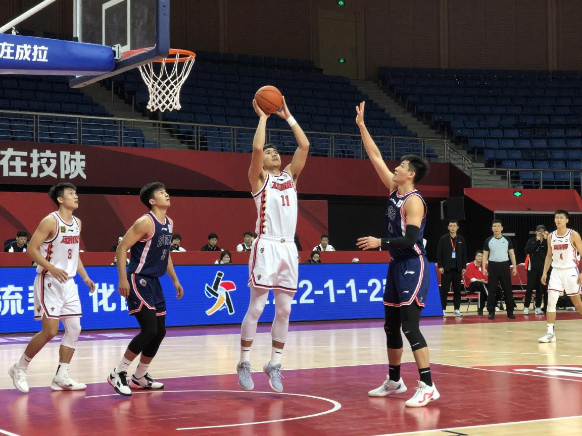 21篮球战术解析,如何破解2-1-2联防,2-1-2进攻战术要点,篮球二攻一配合方法 21篮球战术解析,如何破解2-1-2联防,2-1-2进攻战术要点,篮球二攻一配合方法