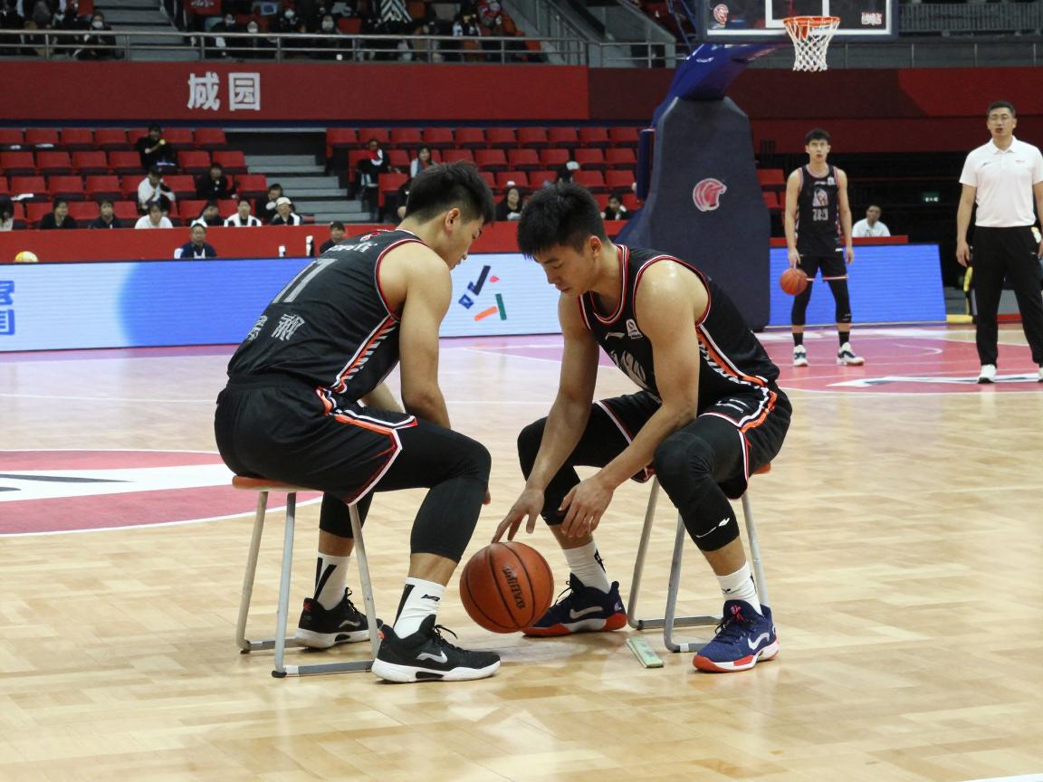 篮球撤凳子,这招犯规吗?实战怎么用?何时效果最好? 篮球撤凳子,这招犯规吗?实战怎么用?何时效果最好?