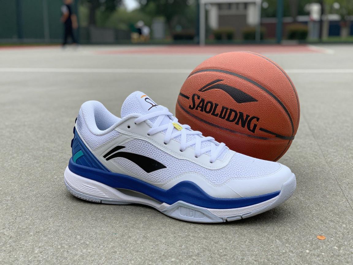 李宁篮球和斯伯丁,哪个更适合水泥地,如何根据场地选择,性价比哪款更高 李宁篮球和斯伯丁,哪个更适合水泥地,如何根据场地选择,性价比哪款更高