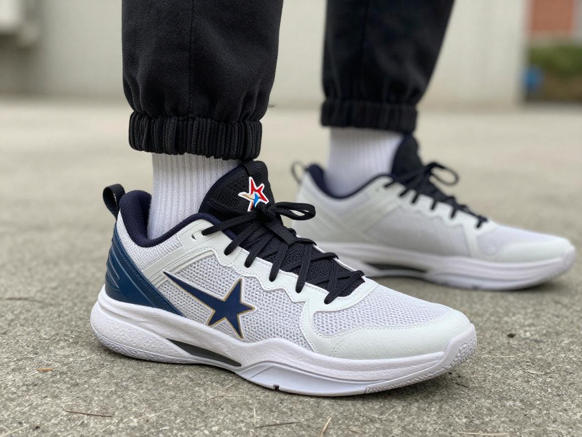 篮球鞋日常穿:搭配技巧全攻略,透气性差怎么办,哪种鞋型最百搭 篮球鞋日常穿:搭配技巧全攻略,透气性差怎么办,哪种鞋型最百搭