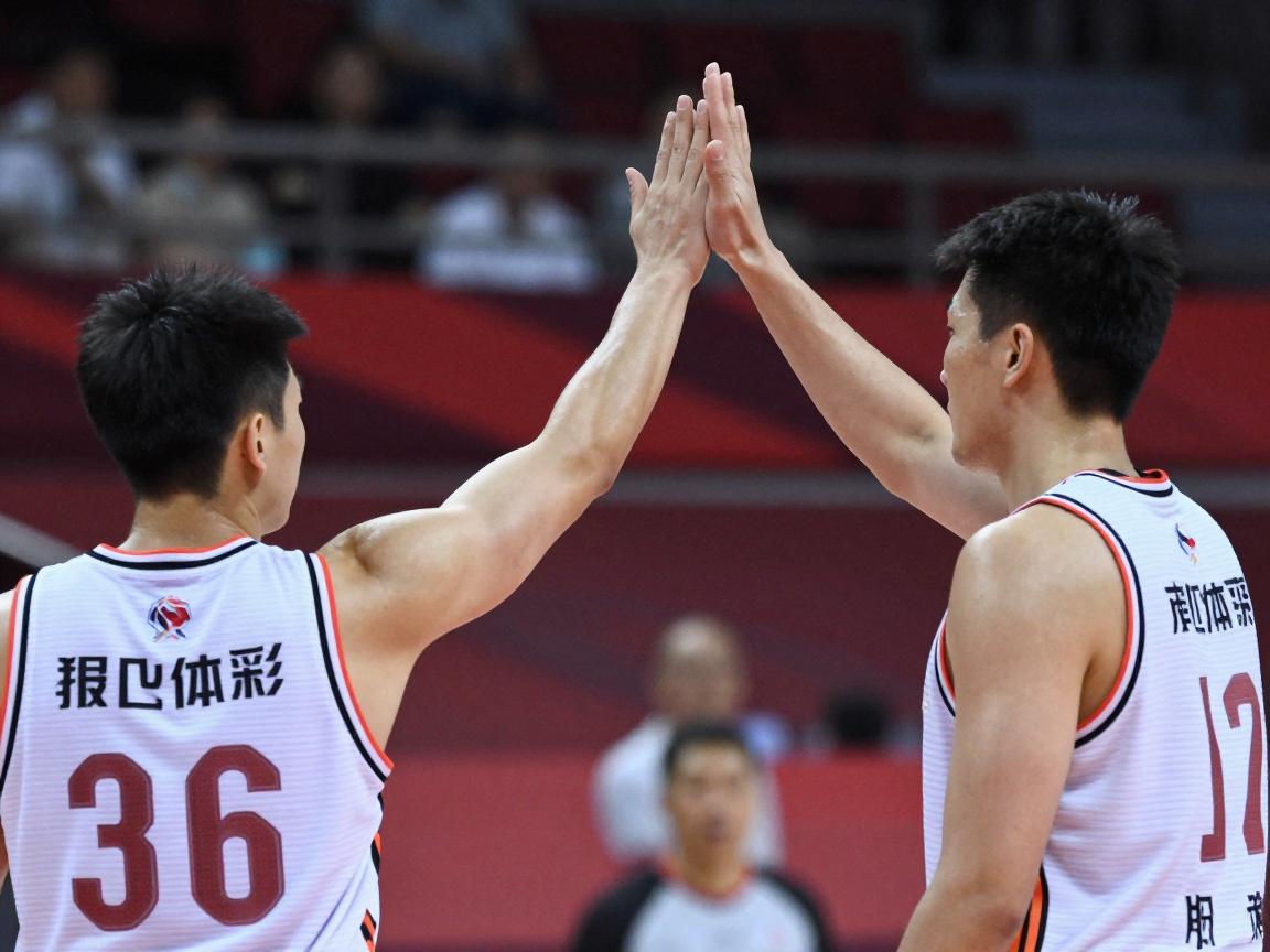 篮球打招呼手势,球员互动手势有哪些,篮球手势怎么表示号码,常用篮球术语和手势 篮球打招呼手势,球员互动手势有哪些,篮球手势怎么表示号码,常用篮球术语和手势