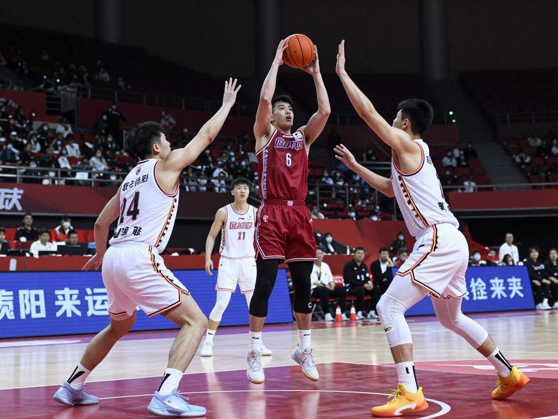 篮球破二三联防战术,罚球线策应,底角三分,如何有效破解防守盲区 篮球破二三联防战术,罚球线策应,底角三分,如何有效破解防守盲区