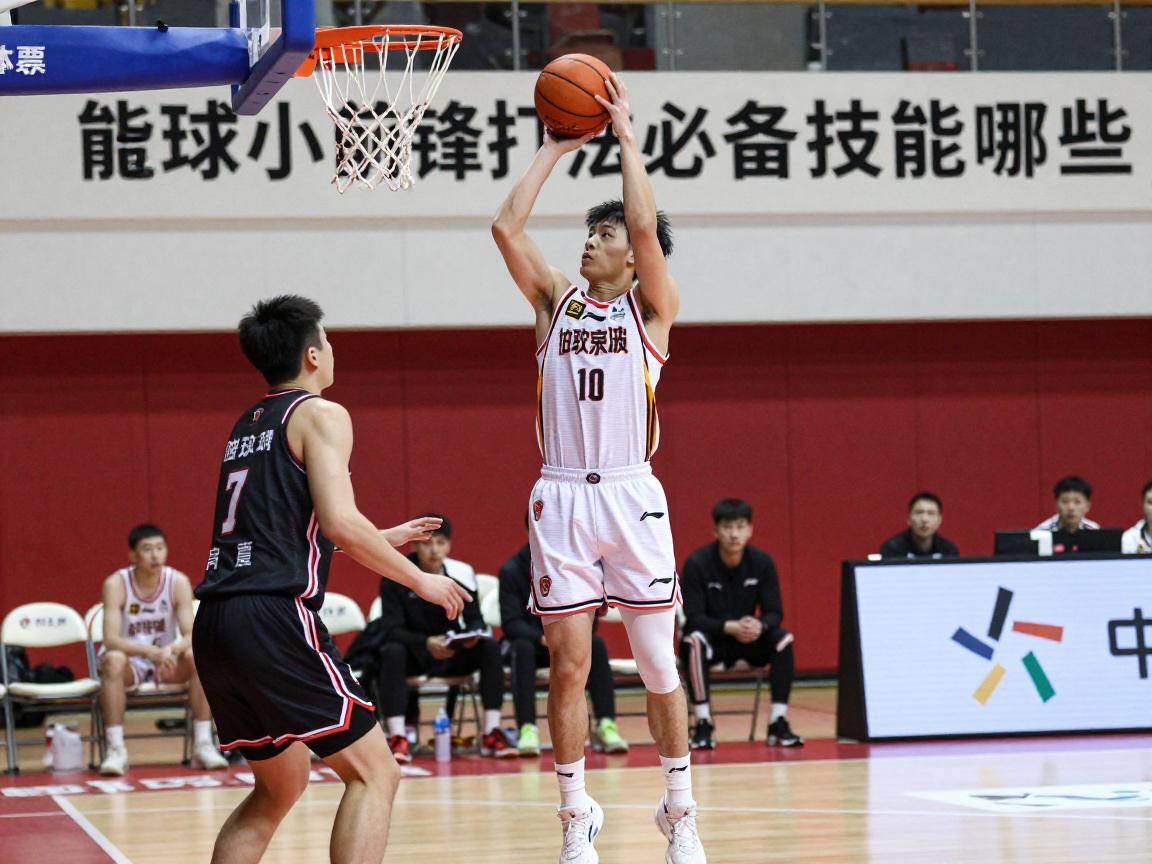 篮球小前锋打法丨必备技能有哪些,如何提升进攻效率,防守要注意什么 篮球小前锋打法丨必备技能有哪些,如何提升进攻效率,防守要注意什么