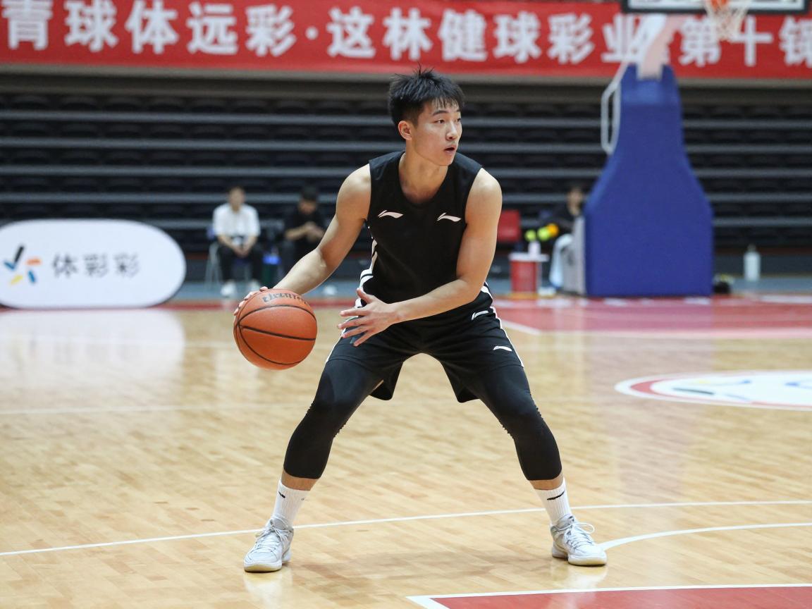 拍打篮球的正确姿势,运球时手指如何放置,身体姿势怎样才标准,如何控制篮球落点 拍打篮球的正确姿势,运球时手指如何放置,身体姿势怎样才标准,如何控制篮球落点